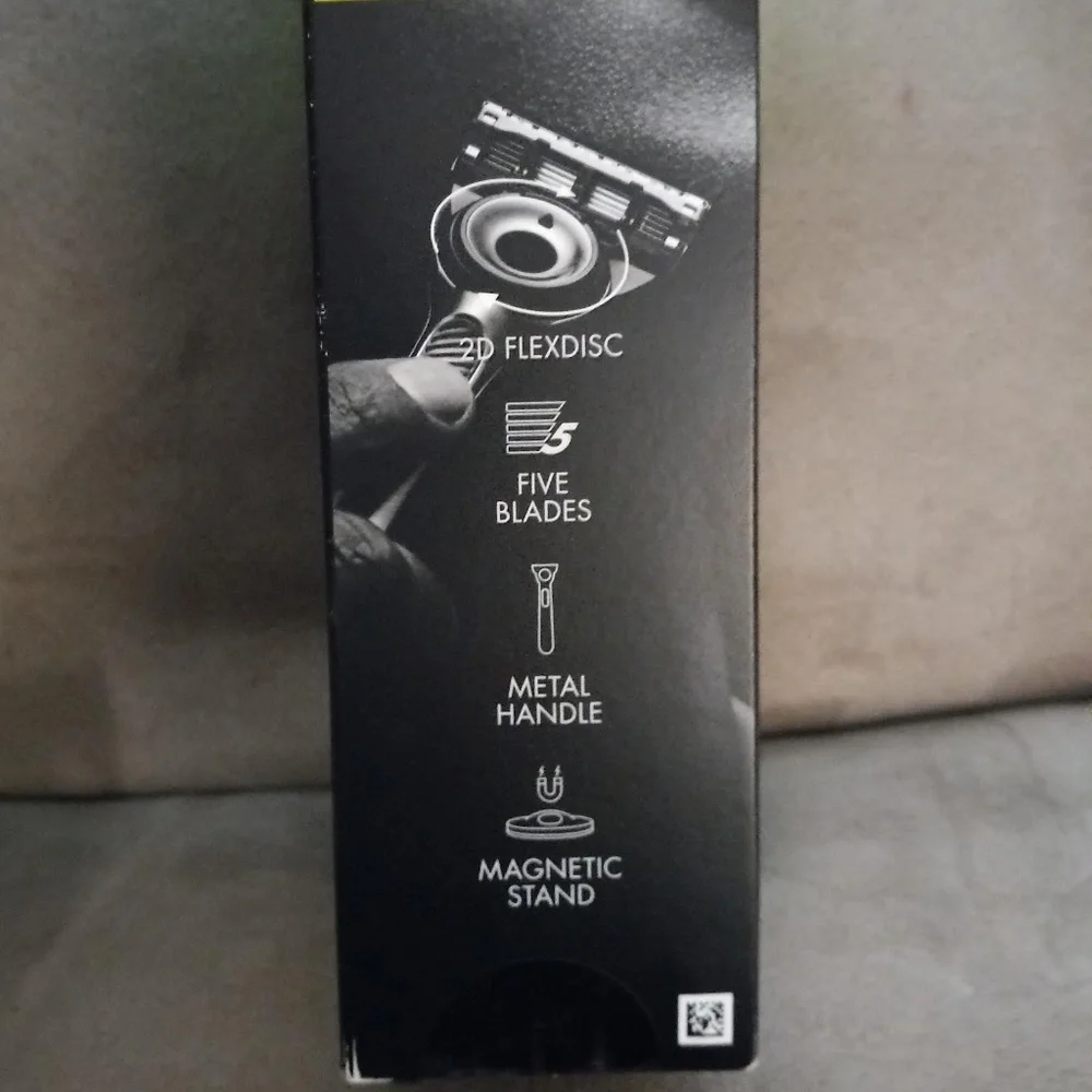 Brand New Gillette Labs 1 Razor + 1 Razor Stand + 2 Cartridges - Picture 2 of 3